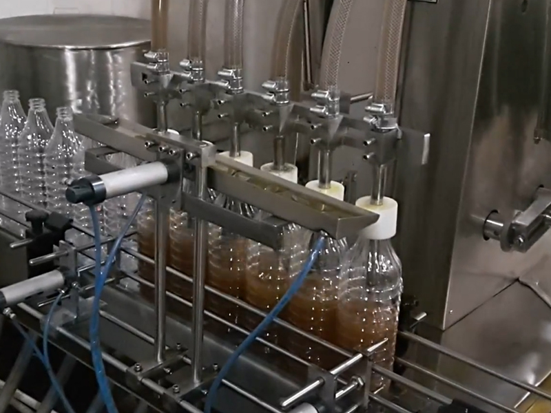 酱油自动灌装机：调味品企业实现高效出产的智能化主题设备
